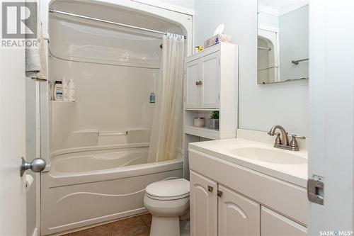 1 4 Neill Place, Regina, SK - Indoor Photo Showing Bathroom