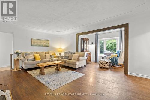 665 Nash Road N, Hamilton, ON - Indoor Photo Showing Living Room