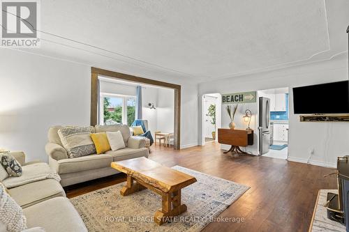 665 Nash Road N, Hamilton, ON - Indoor Photo Showing Living Room