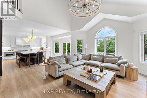 700 Brian Street, Fort Erie, ON - Indoor Photo Showing Living Room