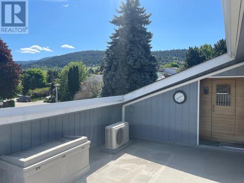 7818 Sage Drive, Coldstream, BC - Indoor Photo Showing Kitchen With Double Sink