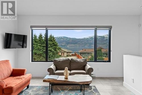 1662 Pritchard Drive, West Kelowna, BC - Indoor Photo Showing Living Room