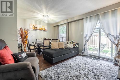 88 Dawson Crescent, Brampton, ON - Indoor Photo Showing Living Room