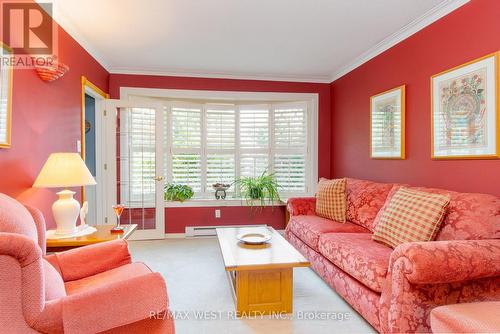 936 Dormer Street, Mississauga, ON - Indoor Photo Showing Living Room