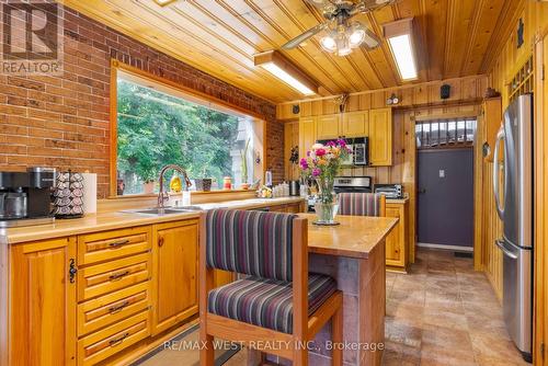 936 Dormer Street, Mississauga, ON - Indoor Photo Showing Kitchen With Double Sink