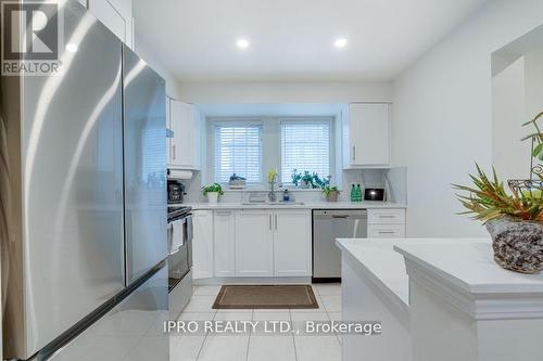 126 - 50 Strathhaven Drive, Mississauga, ON - Indoor Photo Showing Kitchen