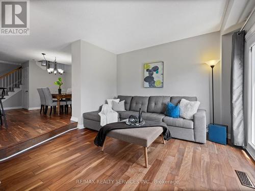 15 Garden Avenue, Brampton, ON - Indoor Photo Showing Living Room