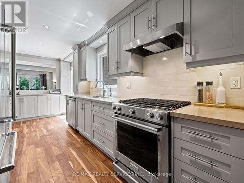 15 Garden Avenue, Brampton, ON - Indoor Photo Showing Kitchen With Upgraded Kitchen