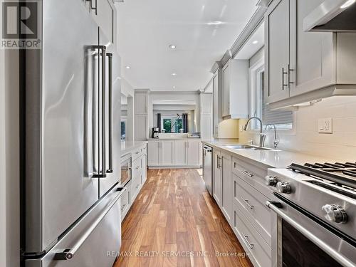 15 Garden Avenue, Brampton, ON - Indoor Photo Showing Kitchen With Upgraded Kitchen