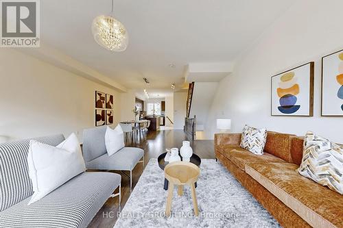 43 Milbourne Lane, Richmond Hill, ON - Indoor Photo Showing Living Room