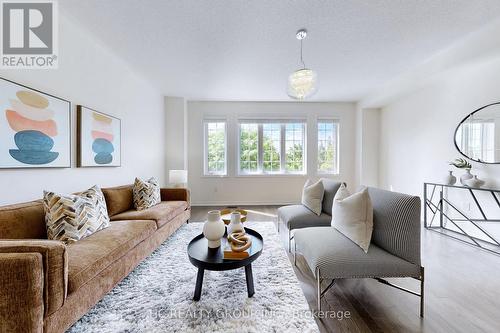 43 Milbourne Lane, Richmond Hill, ON - Indoor Photo Showing Living Room