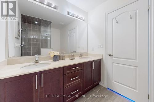 43 Milbourne Lane, Richmond Hill, ON - Indoor Photo Showing Bathroom