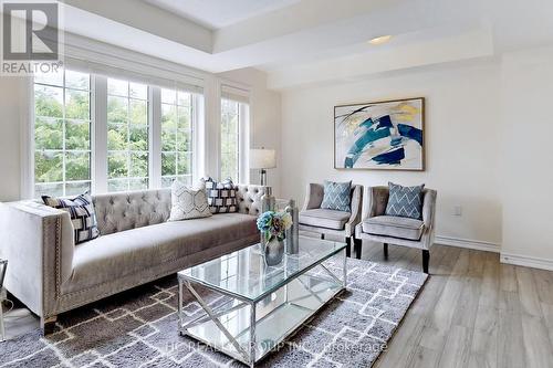 43 Milbourne Lane, Richmond Hill, ON - Indoor Photo Showing Living Room