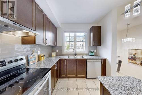 43 Milbourne Lane, Richmond Hill, ON - Indoor Photo Showing Kitchen With Double Sink With Upgraded Kitchen