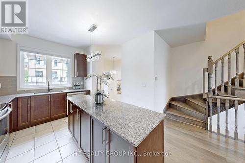 43 Milbourne Lane, Richmond Hill, ON - Indoor Photo Showing Kitchen With Upgraded Kitchen
