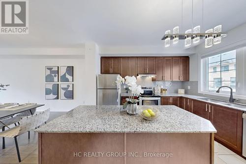 43 Milbourne Lane, Richmond Hill, ON - Indoor Photo Showing Kitchen With Double Sink With Upgraded Kitchen