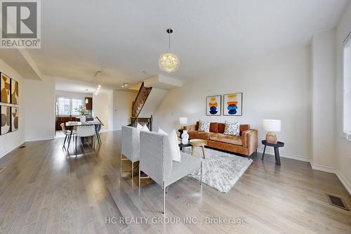 43 Milbourne Lane, Richmond Hill, ON - Indoor Photo Showing Living Room