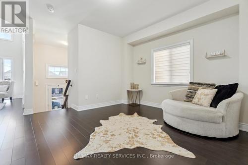 121 Kennedy Boulevard, New Tecumseth, ON - Indoor Photo Showing Living Room