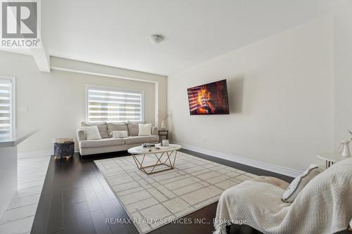 121 Kennedy Boulevard, New Tecumseth, ON - Indoor Photo Showing Living Room