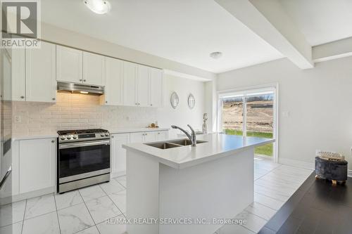 121 Kennedy Boulevard, New Tecumseth, ON - Indoor Photo Showing Kitchen With Double Sink With Upgraded Kitchen