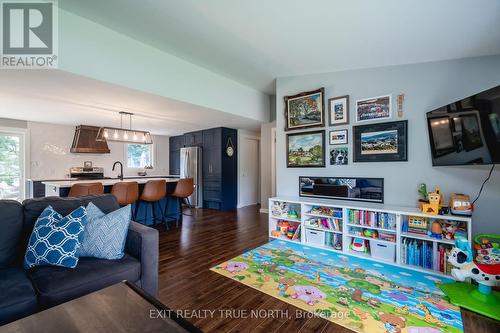 829 Line 11 N, Oro-Medonte, ON - Indoor Photo Showing Living Room