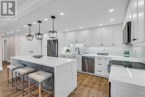 1204 - 2185 Marine Drive, Oakville, ON - Indoor Photo Showing Kitchen With Upgraded Kitchen