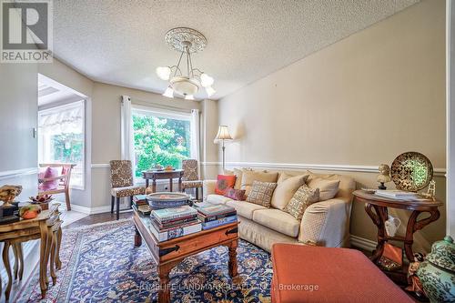 2115 Eighth Line, Oakville, ON - Indoor Photo Showing Living Room