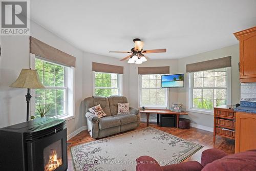 6320 Frog Street S, Georgina, ON - Indoor Photo Showing Living Room