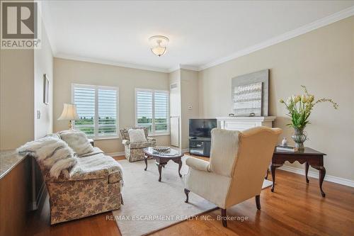 509 - 1499 Nottinghill Gate, Oakville, ON - Indoor Photo Showing Living Room