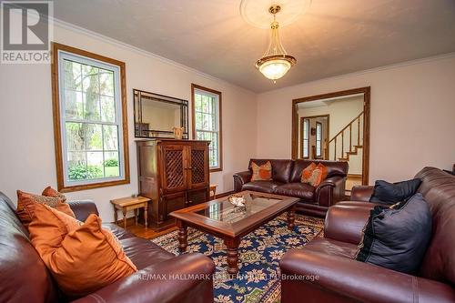 902 Crough Crescent, Smith-Ennismore-Lakefield, ON - Indoor Photo Showing Living Room