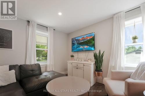 112 Echo Bay Road, Kawartha Lakes, ON - Indoor Photo Showing Living Room