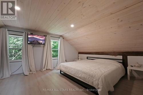 112 Echo Bay Road, Kawartha Lakes, ON - Indoor Photo Showing Bedroom