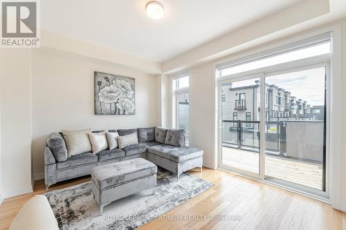 2594 Castlegate Crossing, Pickering, ON - Indoor Photo Showing Living Room