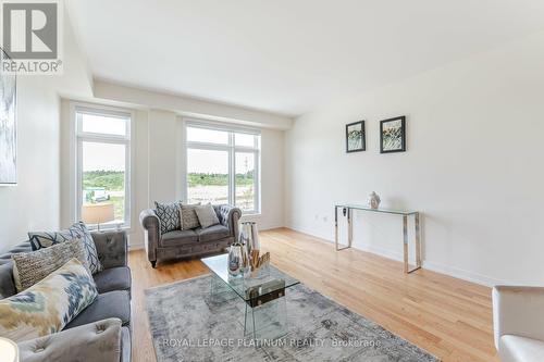 2594 Castlegate Crossing, Pickering (Duffin Heights), ON - Indoor Photo Showing Living Room