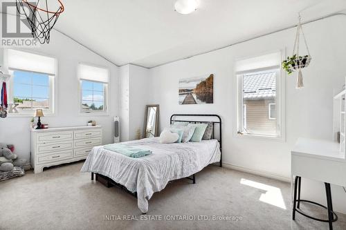 22 Stonefield Gate, Middlesex Centre, ON - Indoor Photo Showing Bedroom