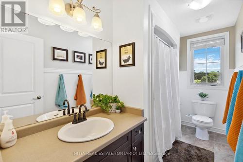 22 Stonefield Gate, Middlesex Centre, ON - Indoor Photo Showing Bathroom