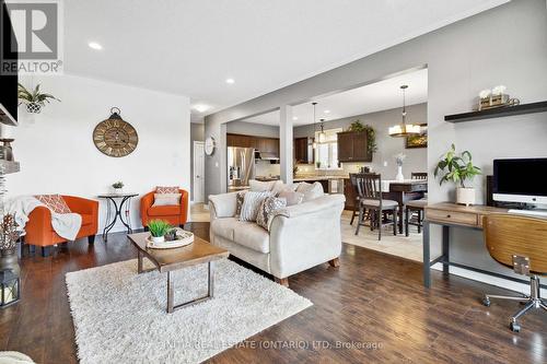 22 Stonefield Gate, Middlesex Centre, ON - Indoor Photo Showing Living Room