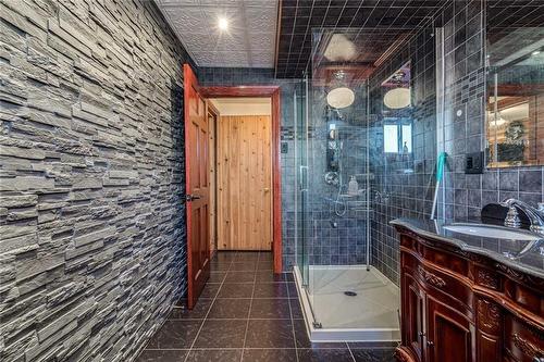 1 Halam Avenue, Hamilton, ON - Indoor Photo Showing Bathroom