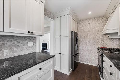 100 Kensington Avenue S, Hamilton, ON - Indoor Photo Showing Kitchen With Upgraded Kitchen