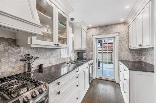 100 Kensington Avenue S, Hamilton, ON - Indoor Photo Showing Kitchen With Double Sink With Upgraded Kitchen