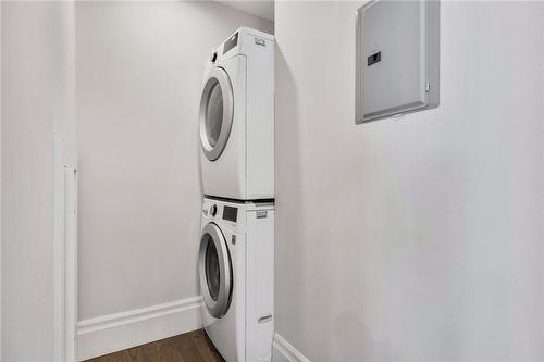 100 Kensington Avenue S, Hamilton, ON - Indoor Photo Showing Laundry Room