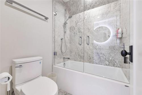 100 Kensington Avenue S, Hamilton, ON - Indoor Photo Showing Bathroom
