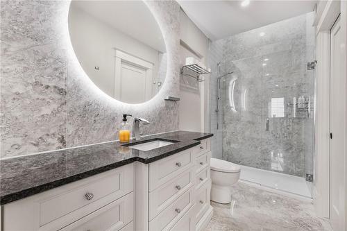 100 Kensington Avenue S, Hamilton, ON - Indoor Photo Showing Bathroom