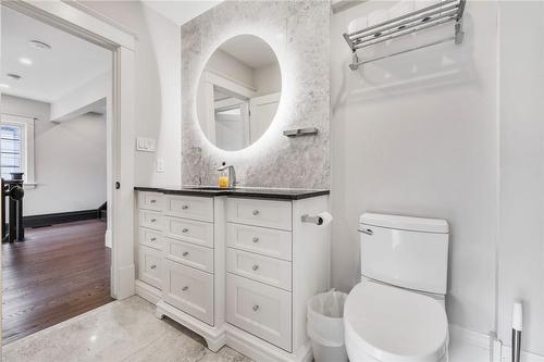 100 Kensington Avenue S, Hamilton, ON - Indoor Photo Showing Bathroom