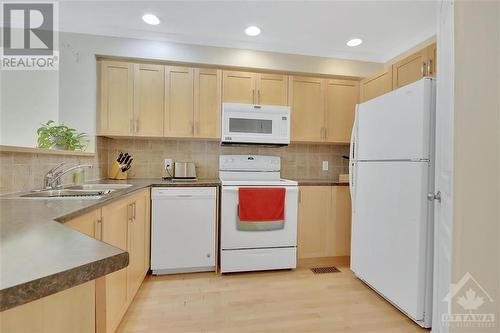 142 Eye Bright Crescent, Ottawa, ON - Indoor Photo Showing Kitchen With Double Sink