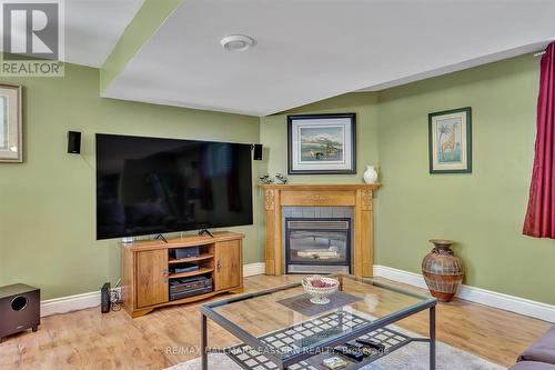 32 Liberty Lane, Kawartha Lakes, ON - Indoor Photo Showing Living Room With Fireplace
