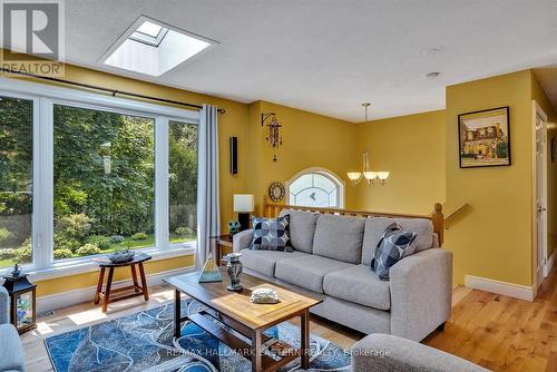 32 Liberty Lane, Kawartha Lakes, ON - Indoor Photo Showing Living Room