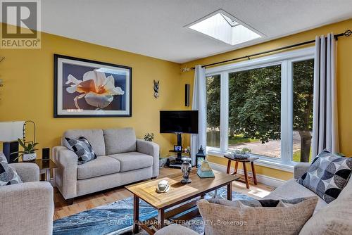 32 Liberty Lane, Kawartha Lakes, ON - Indoor Photo Showing Living Room