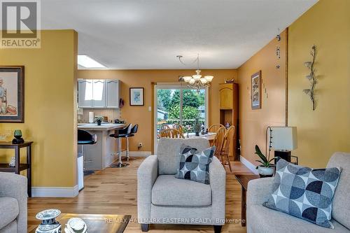 32 Liberty Lane, Kawartha Lakes, ON - Indoor Photo Showing Living Room