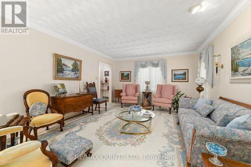 233 County Rd 28 Road, Prince Edward County, ON - Indoor Photo Showing Living Room